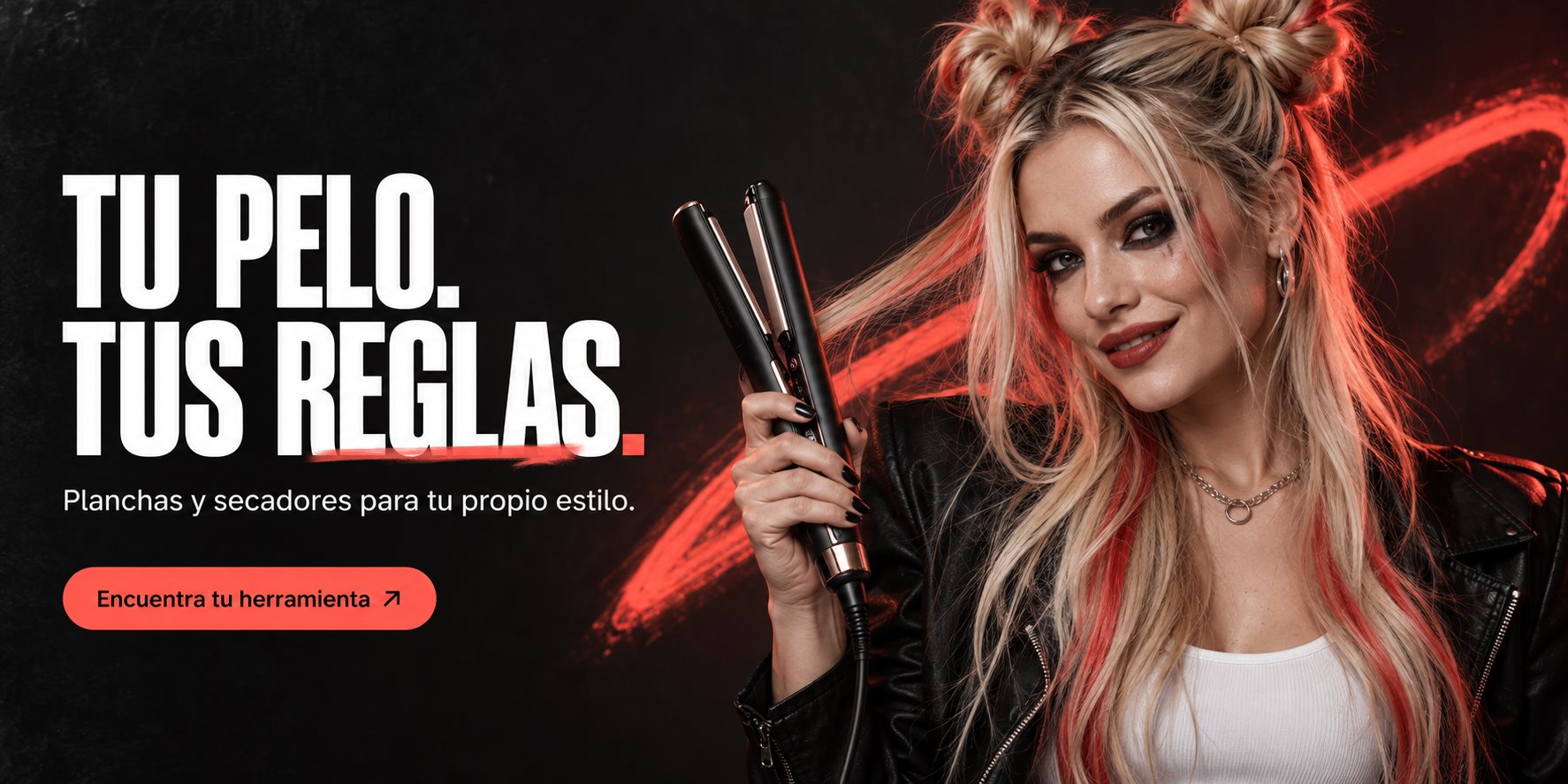 Mujer con dos moños sosteniendo una plancha de pelo. Tu pelo. Tus reglas. Planchas y secadores para tu propio estilo.