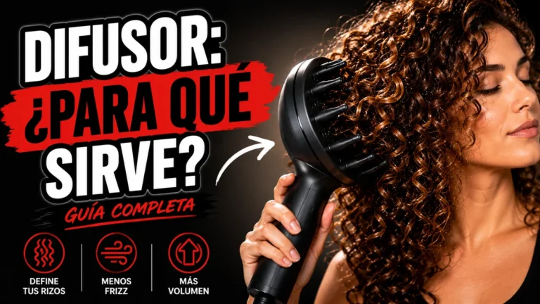 Mujer secando su melena rizada con un difusor acoplado al secador, recogiendo un mechón entre las púas